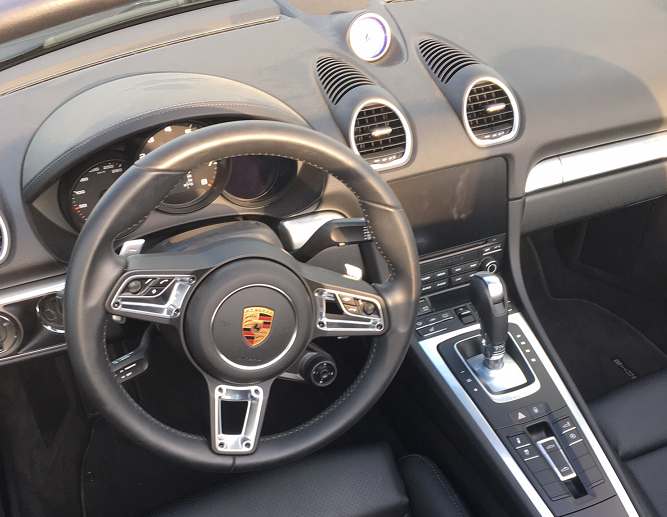 Interiøret i den nye Porsche Boxster er simpelt, effektivt og uden overdreven luksus. Klassisk for Porsches mindste model. Foto: InsideBusiness
