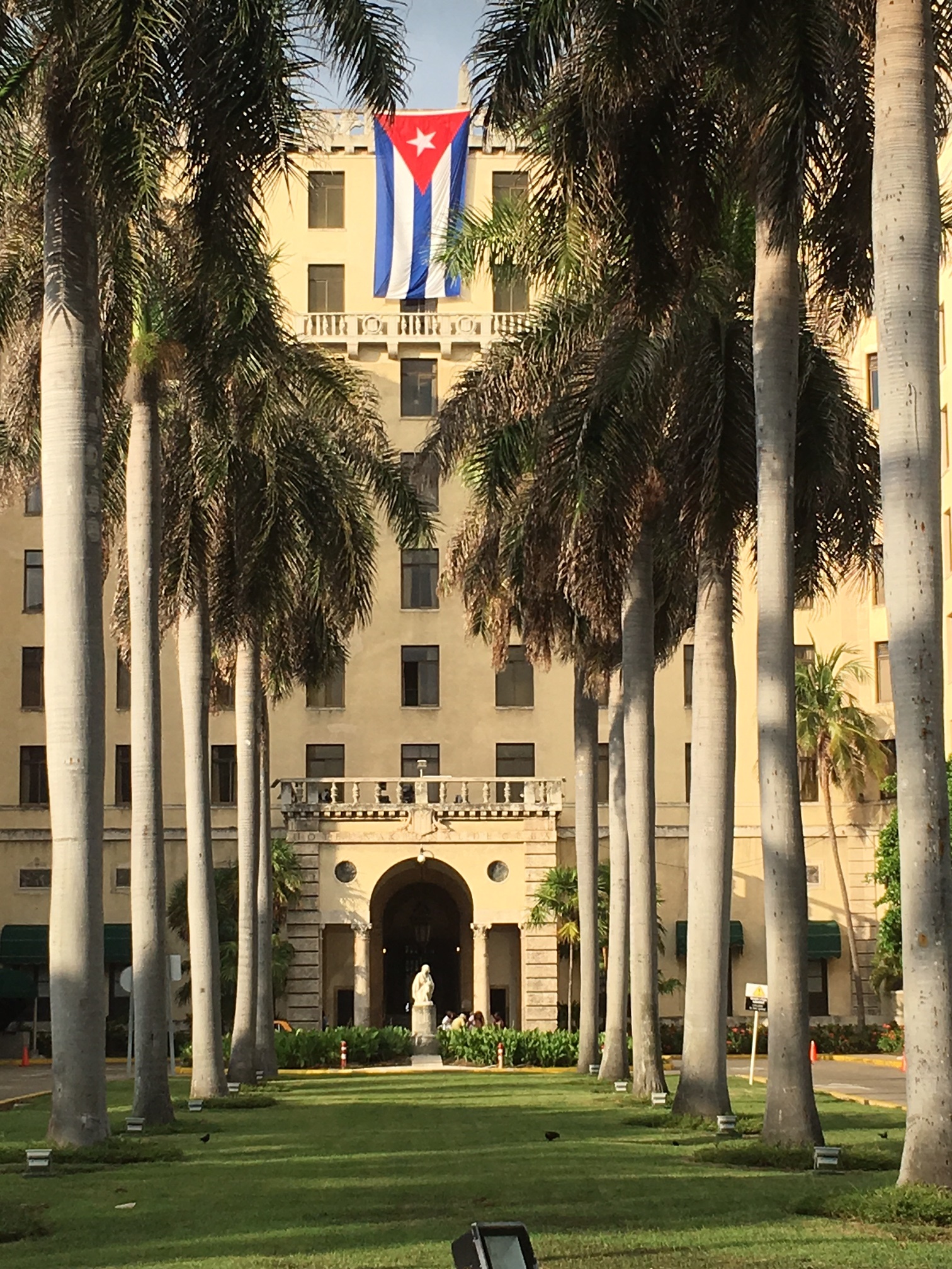 Det femstjernede Hotel Nacional Cuba er opført i 1930 og ligger ud til Caribien i Havanna. Det er opført i 1930 og repræsenterer Cubas fantastiske forfald i luksusindustrien, som før revolutionen i 1959 var et boomende marked.