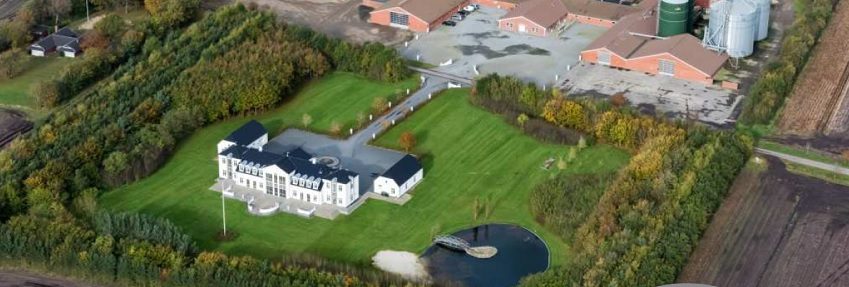 Særligt gården, Lille Amalienborg, i Grindsted har illustreret bankernes krise. Den Jyske Sparekasse har tabt et trecifret millionbeløb på gården og har den fortsat til salg. Banken har stadig lån for 2,5 mia. kr. til landbruget.