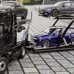 Mercedes-Benz Autotransporter 1:18: Actros Edition 1 Sattelzugmaschine mit Auflieger; Mercedes-AMG GT 63 4MATIC+ 4-türiges Coupé, designo graphitgrau magno; Mercedes-Benz GLE, brillantblau; Mercedes-Benz A-Klasse,  digitalweiß; Mercedes-Benz CLS, graphitgrau; Mercedes-Benz X-Klasse, Bering-weiß 

Mercedes-Benz vehicle transporter 1:18: Mercedes-Benz Actros Edition 1 tractor unit with trailer; Mercedes-AMG GT 63 4MATIC+ 4-door  Coupé, designo graphite gray magno; Mercedes-Benz GLE, brilliant blue; Mercedes-Benz A-Class, digital white;  Mercedes-Benz CLS, graphite gray; Mercedes-Benz X-Class, Bering white